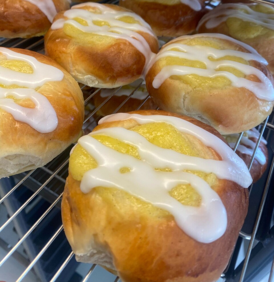 Bakeriutsalg på Lia gard Nybakte skolebrød på rist.