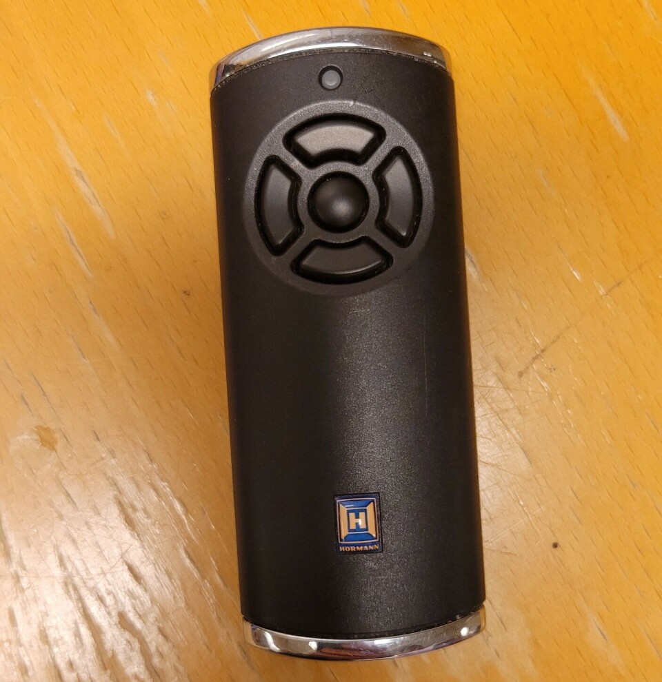Denne portåpneren lå i sekken. En fjernstyrer til åpning av port.