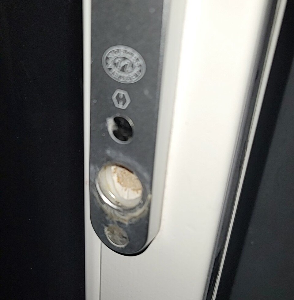 Dørhåndtaket på verandadøra var ødelagt. En ødelagt dørlås.