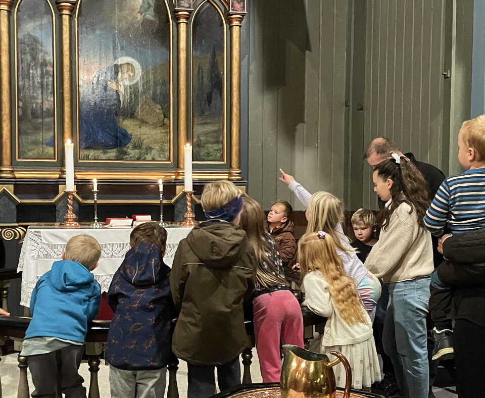 - Det er Jesus! Men kva er vi ser oppfor han? Interessa var stor attmed altartavla. Flere barn rundt alterringen i ei kirke.