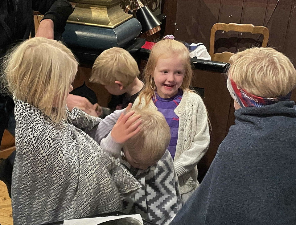 Maria (Maja, t.v.) og Josef (Sander, t.h.) har funne att Jesus (Olai). Maria kan stryke guten sin over håret. Og alle er glade! Barn som har kledd seg ut og leker i ei kirke.