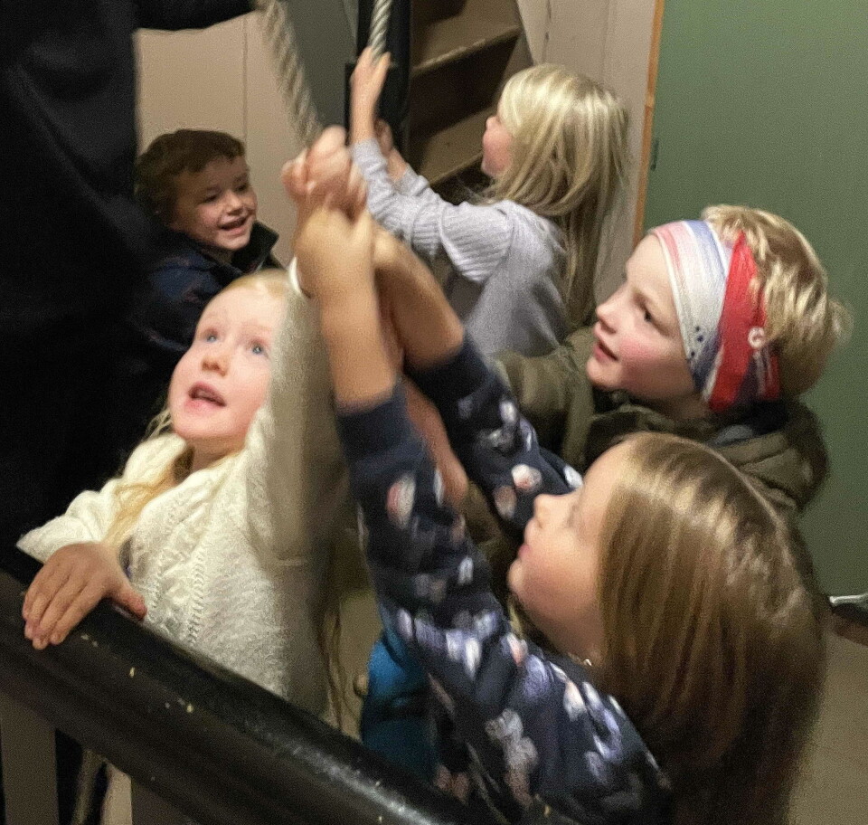 Her får vi lyd i kyrkjeklokkene! Barn som ringer med kirkeklokker.