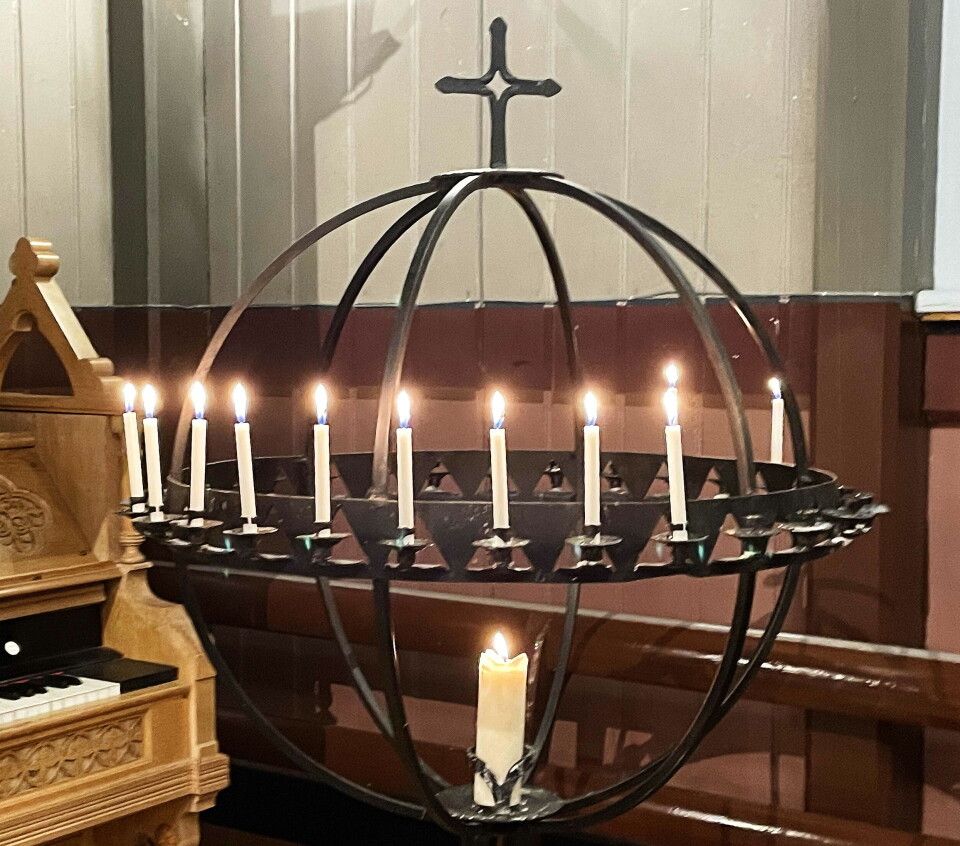 Og så har vi – med høgtid og andakt - tent lysa i globen. En lysglobe i ei kirke.