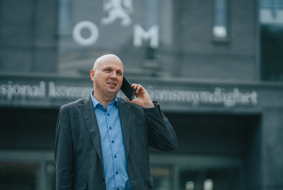 Sikkerhetsdirektør Svein Sundfør Scheie Mann med telefon
