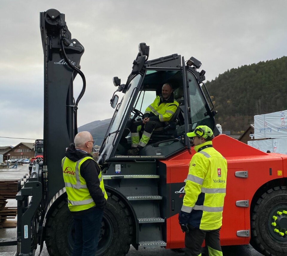 Truckfører Bjørn Kvendset i den nye trucken