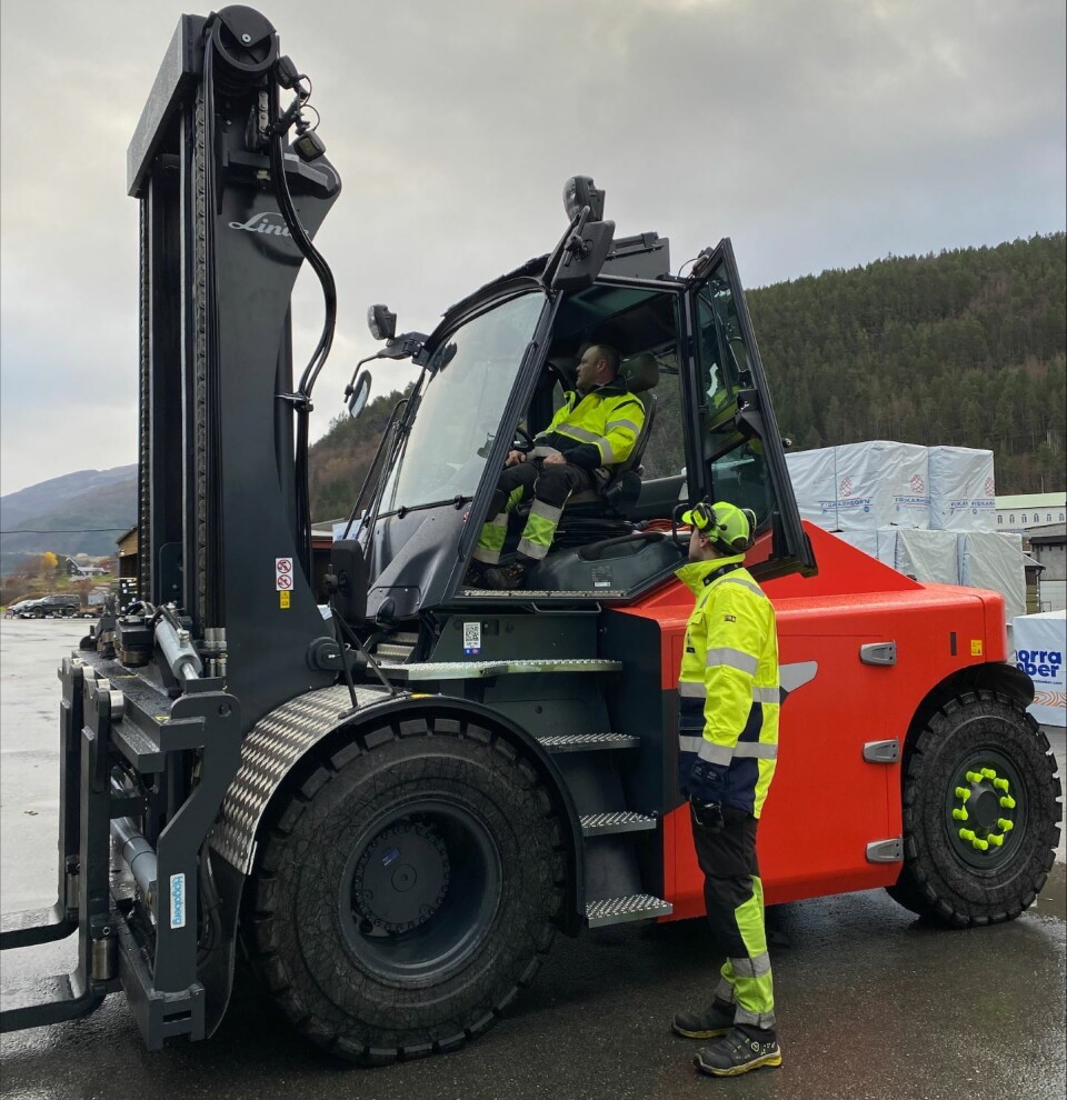 Talgø MøreTre med sin første elektriske stortruck To menn ved truck