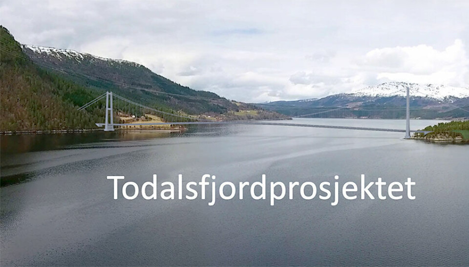 Todalsfjordprosjektet skal lede arbeidet for å styrke rammevilkårene for fergeavløsningsprosjekt. Bilde av hengebro med skrift Todalsfjordprosjektet