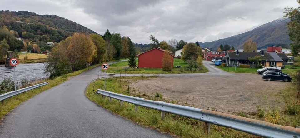 Røssmoveien. En veg langs ei elv