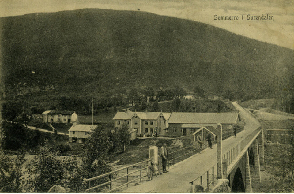 Gamle Sommerro bro fra 1920 mot Skei. Et gammelt foto av ei bru