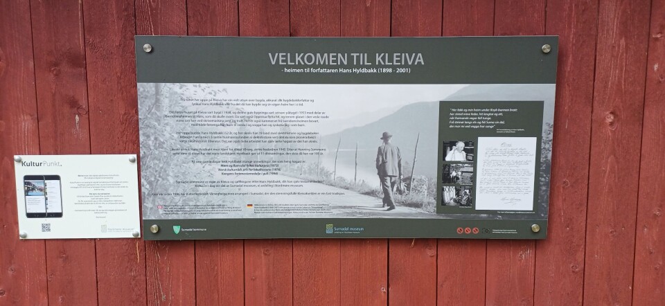 Informasjonstavle på Kleiva. Informasjonstavle om Kleiva på en rød vegg