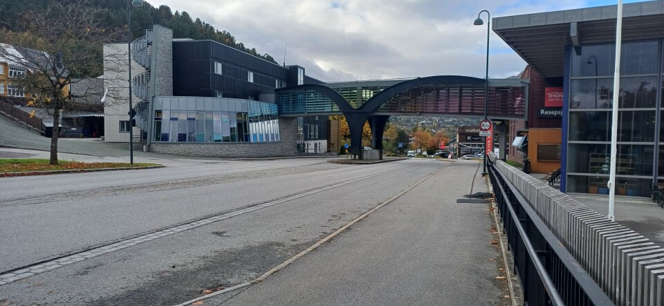 Thon Hotel og Kulturhuset. Vei med et bygg over