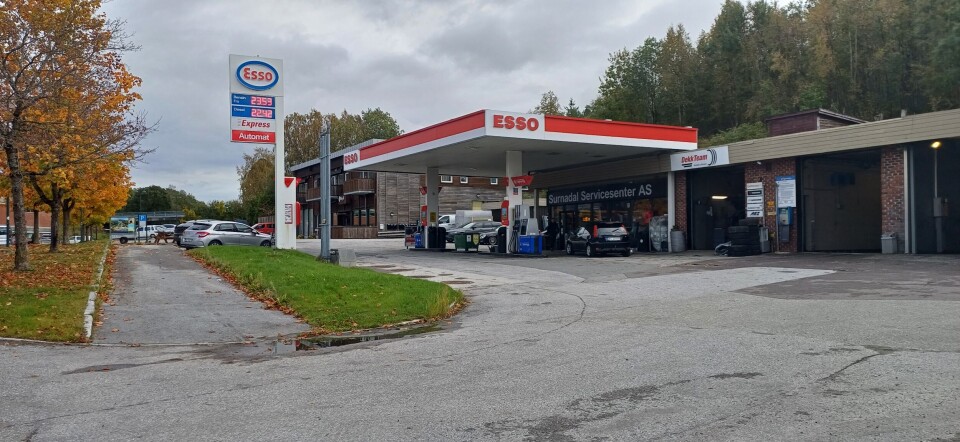 Esso stasjonen på Skei. En bensinstasjon