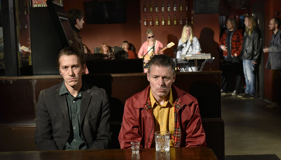 Høstgule blader To menn sitter i en bar