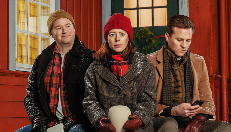 Tre menn til Vilma: Nordisk Film Distribusjon / Maipo Fil To menn og en kvinner sitter utenfor et rødt hus