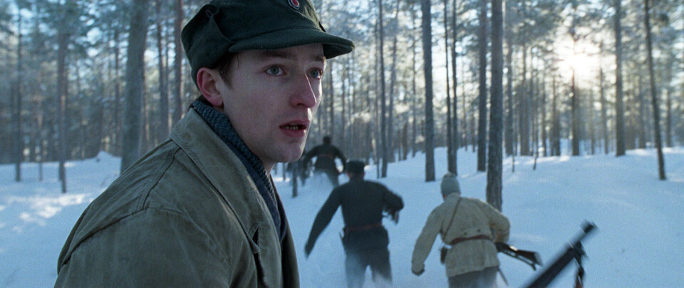 Nr. 24 En mann i militæret i snøen