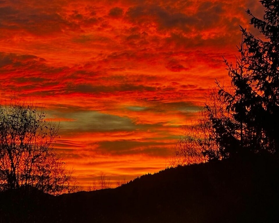 Det «brann» godt i kvell. En rød himmel i solnedgang