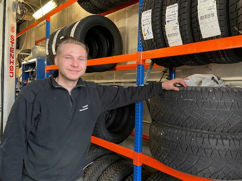 Tony Aleksander Haugen der vi har blitt vant til å se han - på Surnadal Servicesenter. Alltid like blid og behjelpelig. Mann foran mange dekk.