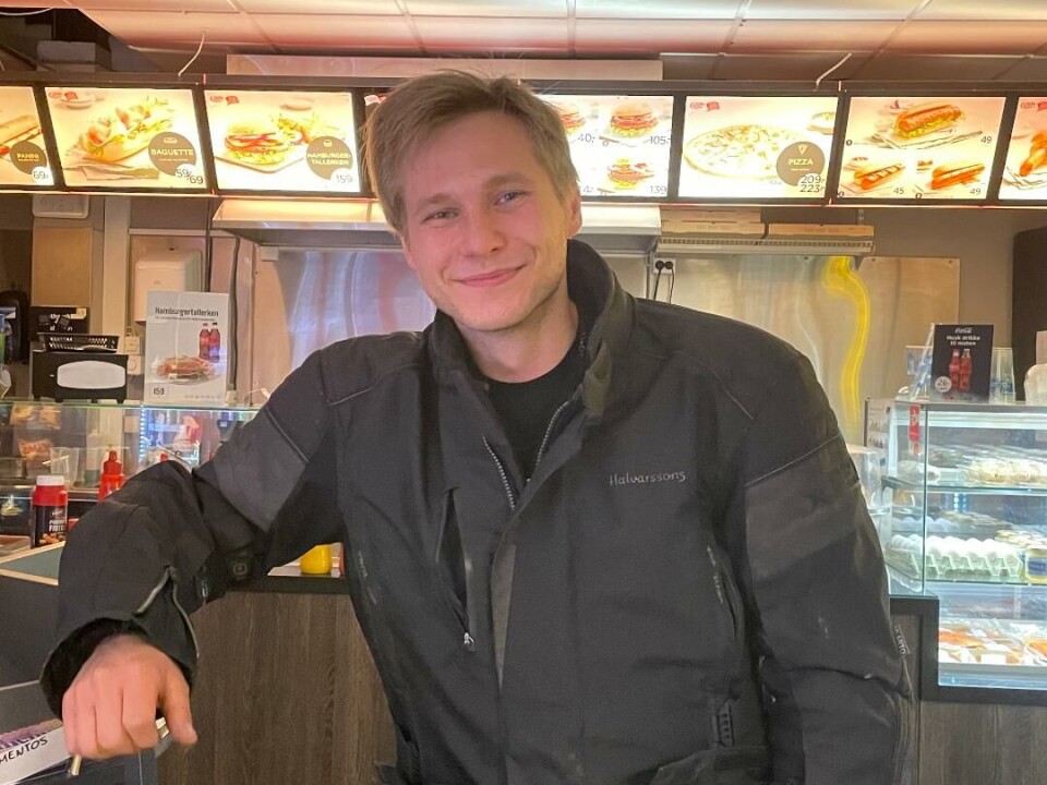 Tony Aleksander Haugen på Surnadal Servicesenter 18. mai - fem dager etter overtakelsen. Mann i en kiosk.