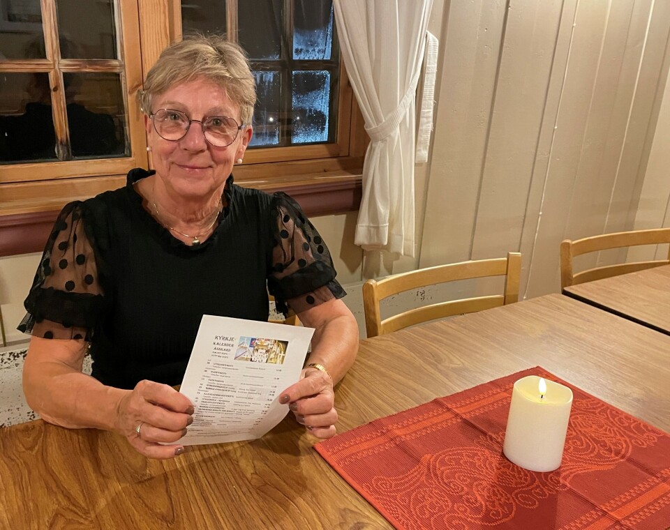 - Vi har mykje på kalenderen, men Hyggekvelden må vente til etter jul, seier soknerådsleiar Eva. Ei dame som sitter ved et bord og holder et ark i hendene.