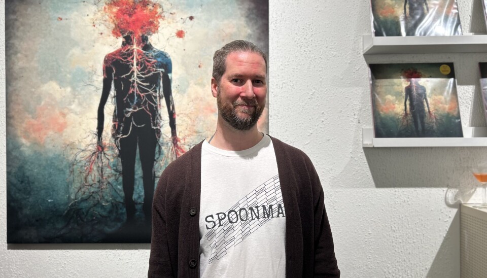 Frank Spoon Botten har fått mye positiv respons på kunstutstillingen. Mann foran et stort maleri