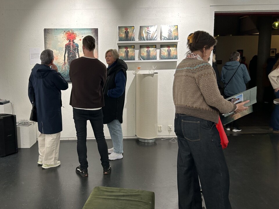 folk som ser på kunst