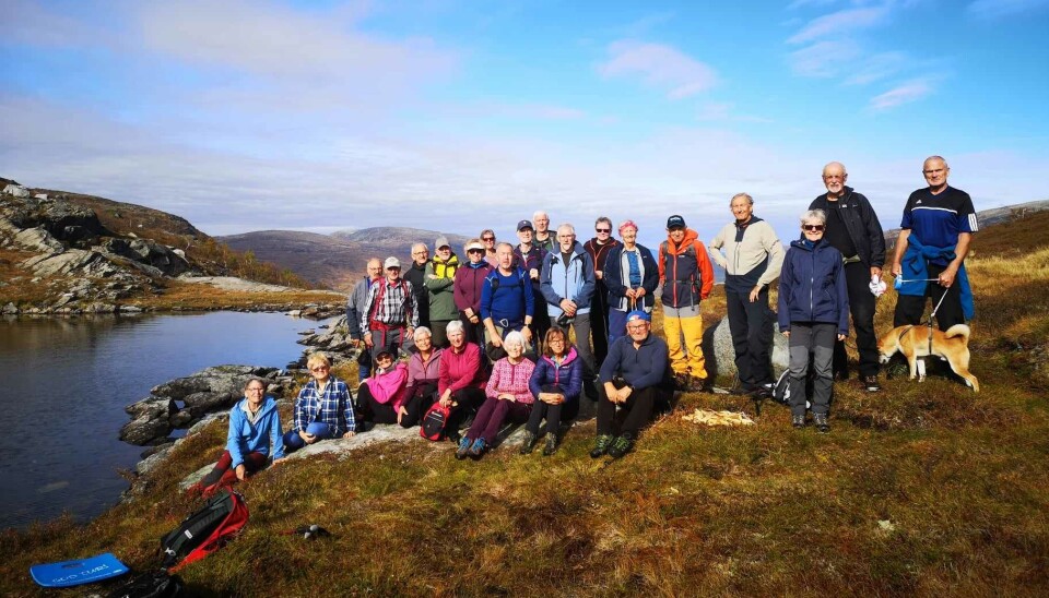 Sesongavslutning med fjellgruppa til pensjonistlaget Ei gruppe turkledde personer oppstilt for fotografering på fjellet.