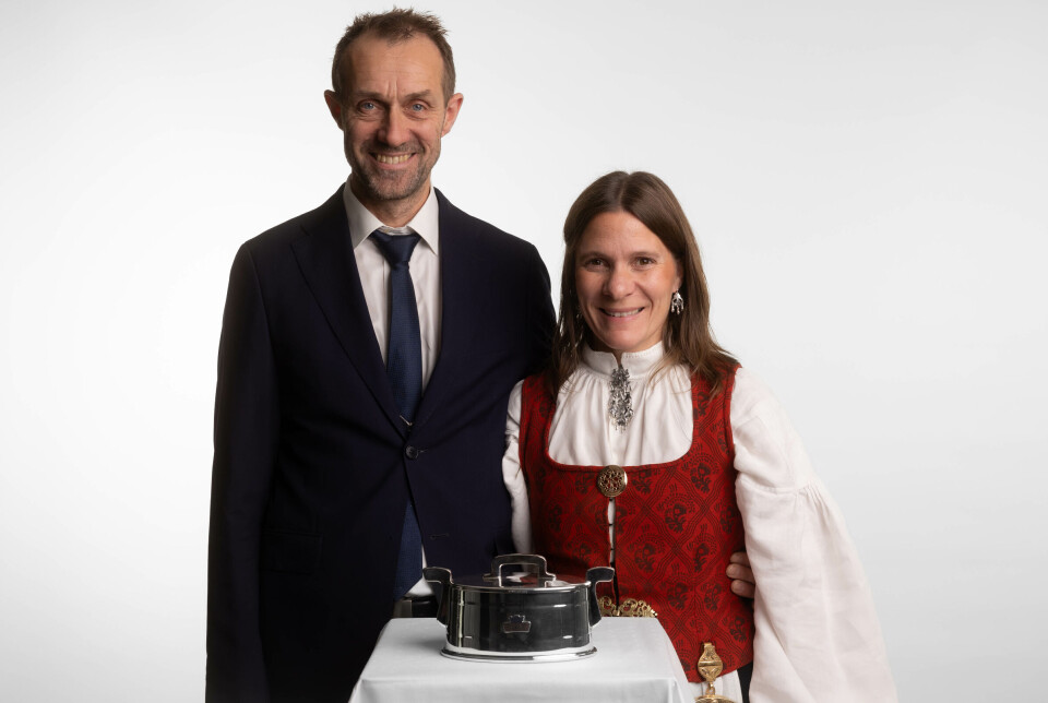 Bodil og Bjørge Aasbø. Ei dame og en mann med ei sølvtine foran seg.