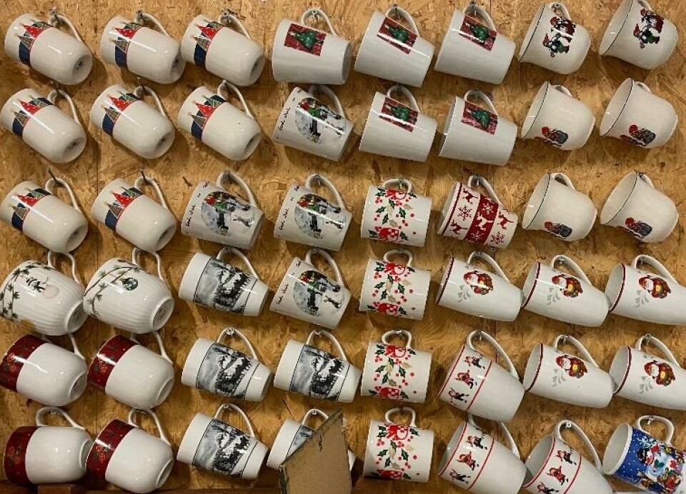 Julekopper. Julekopper opphengt på veggen.
