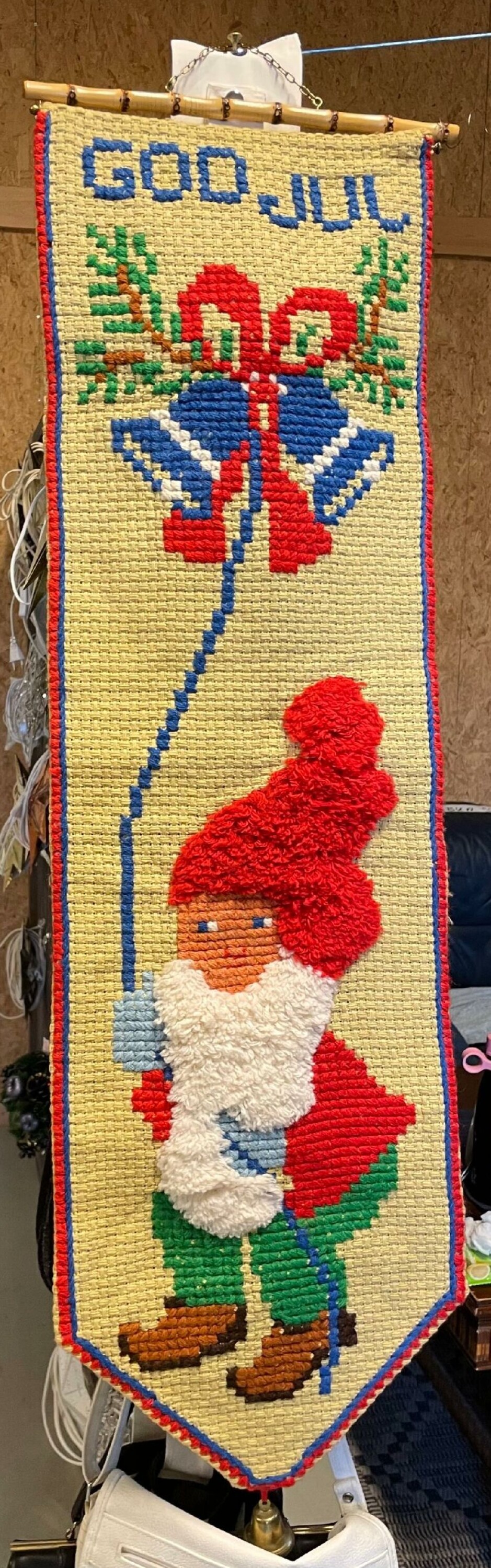 Brodert veggpynt. Brodert nisse og 'GOD JUL'.