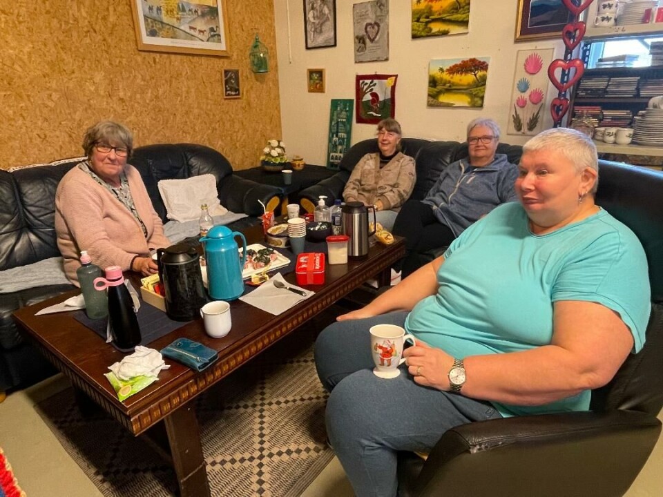 Sosialt. Bjørg Garte, Ellen Jorunn 'Tøtte' Østbø, Gerd Johansen og Ann-Brit Sæter sitter rundt kaffebordet og koser seg mellom arbeidsøktene. Fire damer rundt et bord.