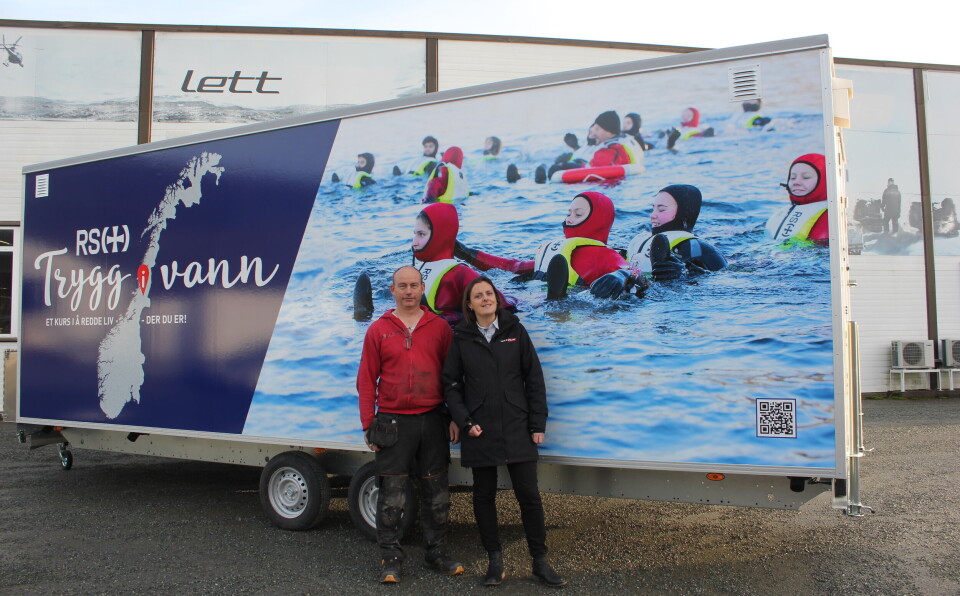 Daglig leder i Letthus AS, Martin Rise og Kirsti Skei foran en av de fire nye vognene