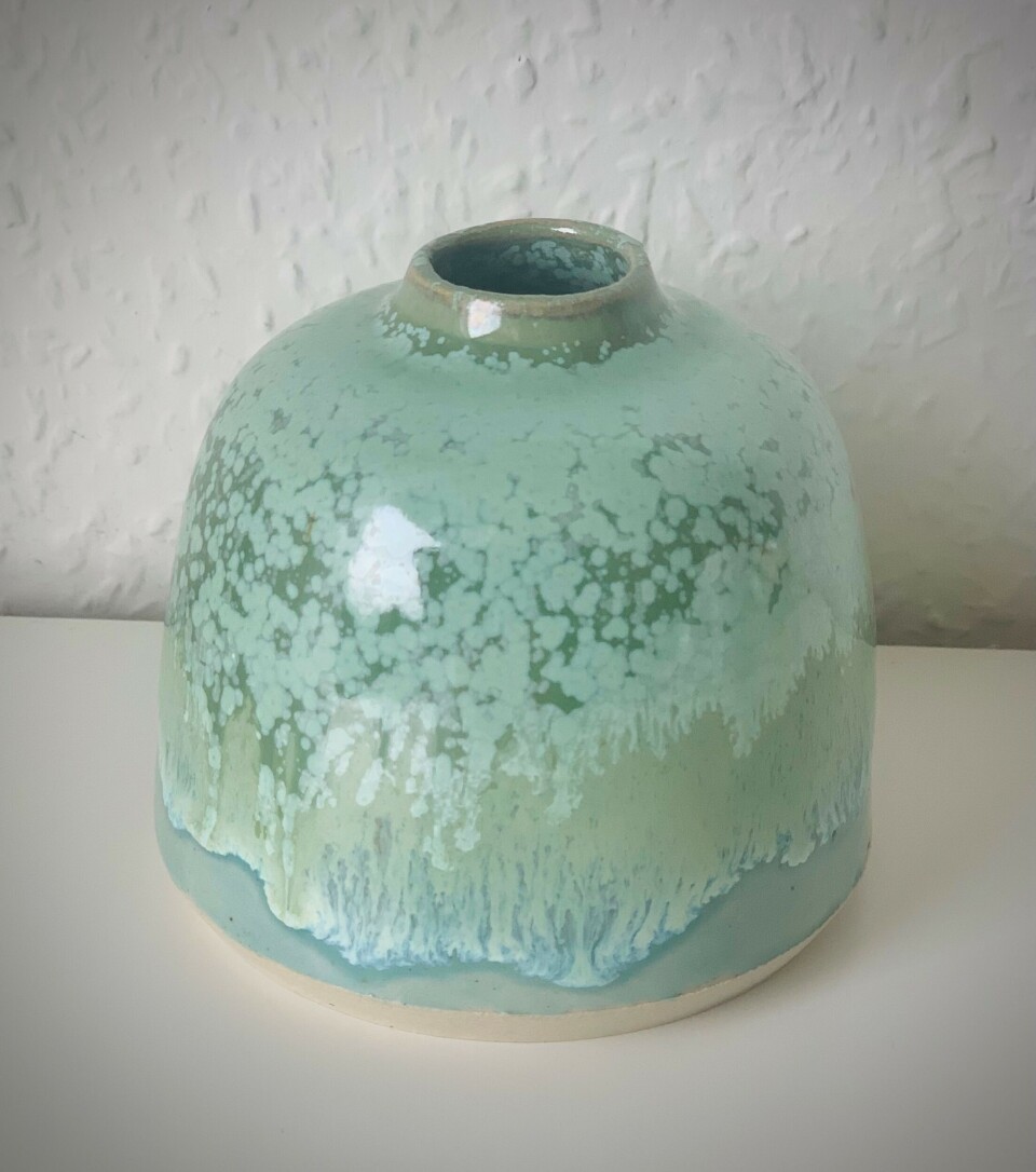 Førjulsutstilling på 3 Venner En keramikkvase.