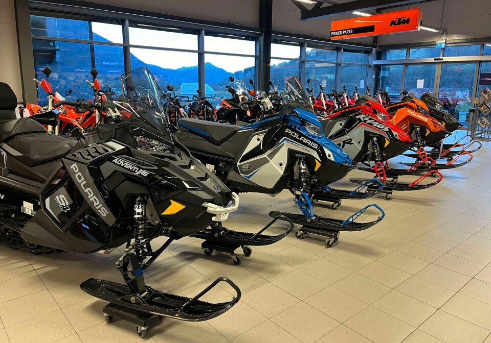 Velkommen til Snøscooterens dag hos Polaris Nordmøre på lørdag! Snøscootere i et butikklokale.