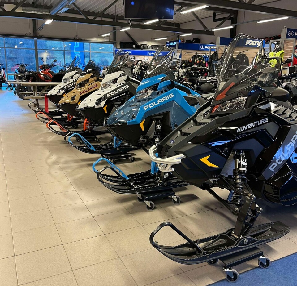 Velkommen til Snøscooterens dag hos Polaris Nordmøre på lørdag! Snøscootere i et butikklokale.