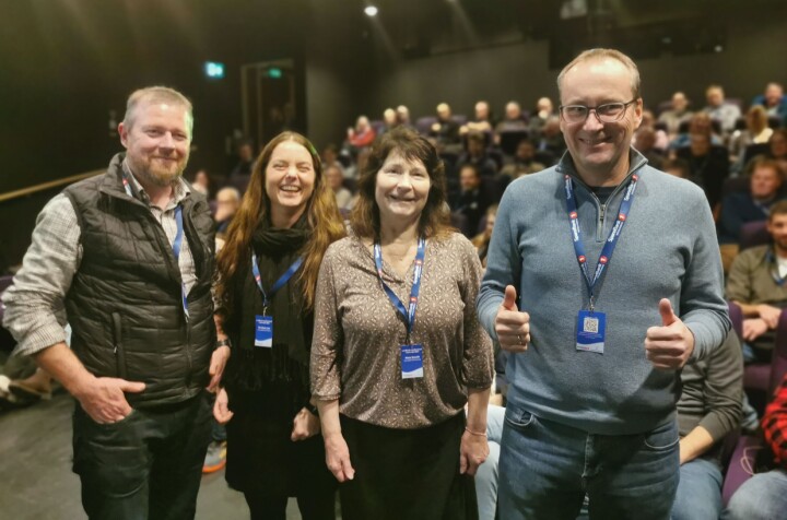 Glade representanter og bidragsytere til årets beitepris fra Norges Bonde- og småbrukarlag. F.v: Oddvar Mikkelsen, Elin Moen Lysø, Mona Rossvold og Tore Gjul. To menn og to kvinner står smilende foran en full konferansesal.