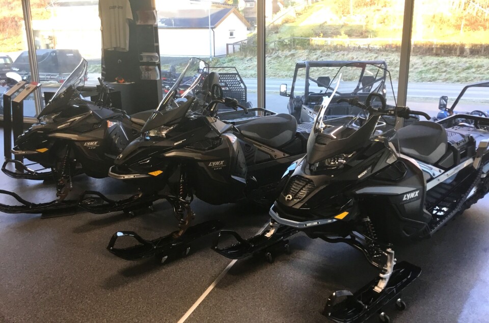 Tre 2025-modeller i butikken. Tre snøscootere utstilt inne i en butikk.