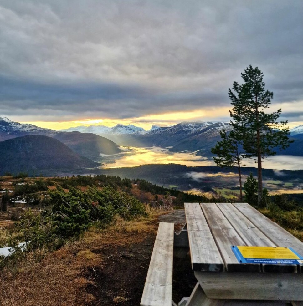Strengen 🗻🤩 Et rasteplassbord med utsikt over fjor og fjell.