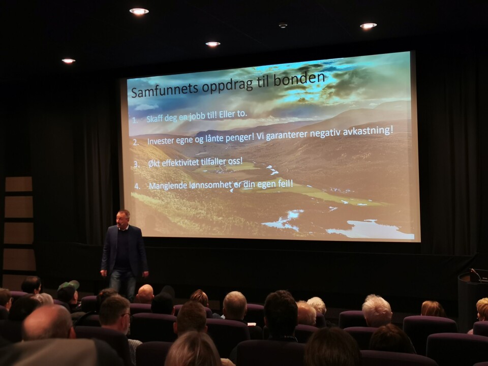 Anders Nordstad avslører noen forventninger som folk til bønder.. Viser storskjerm med overskriften 'samfunnets oppdrag til bonden'