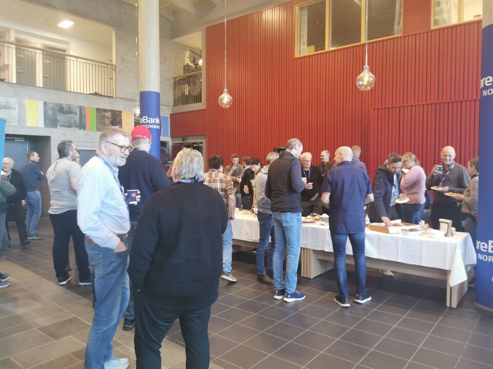 Hotellet vartet opp på beste vis, og deltakerne kunne få seg noe til kaffen i alle pausene. Praten går godt når likesinnede møtes. Folk i aulaen i kulturhuset