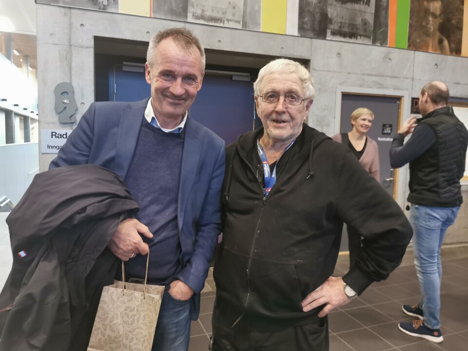 Konferansen fikk storslått besøk av samfunnskritiker Anders Nordstad. Øyvind Holte var en av de som benyttet anledningen til å få et par ord med ham. To smilende menn.