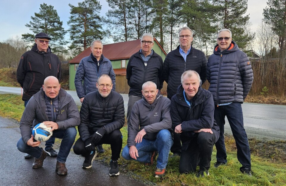 Et fulltallig nierlag møttes i saggrenda på lørdag. Foran fra venstre: Geir Frode Moen, Henrik 'Henne' Åsbø, Oddbjørn Bolme og Even Nerland. Bak fra venstre: Petter Bolme, Ole Kristian Løset, Kjell Ingar Bråten, Arild Nerland og Jarle Bråten.