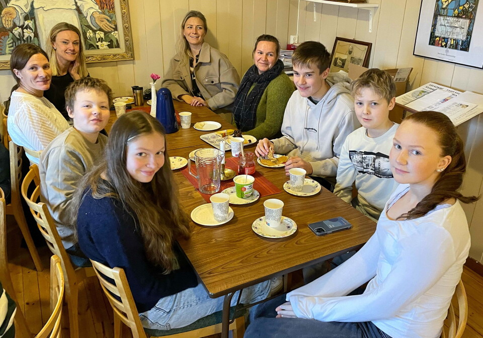 Konfirmantar og andre kosa seg ved bordet i Kyrkjestua etter gudstenesta.