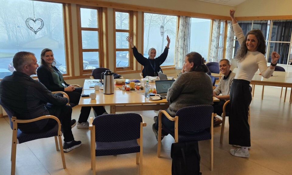 Kl. 03:00 den 9. november gikk Helseplattformen i produksjon i Surnadal. Flere personer rundt et bord. De jubler.