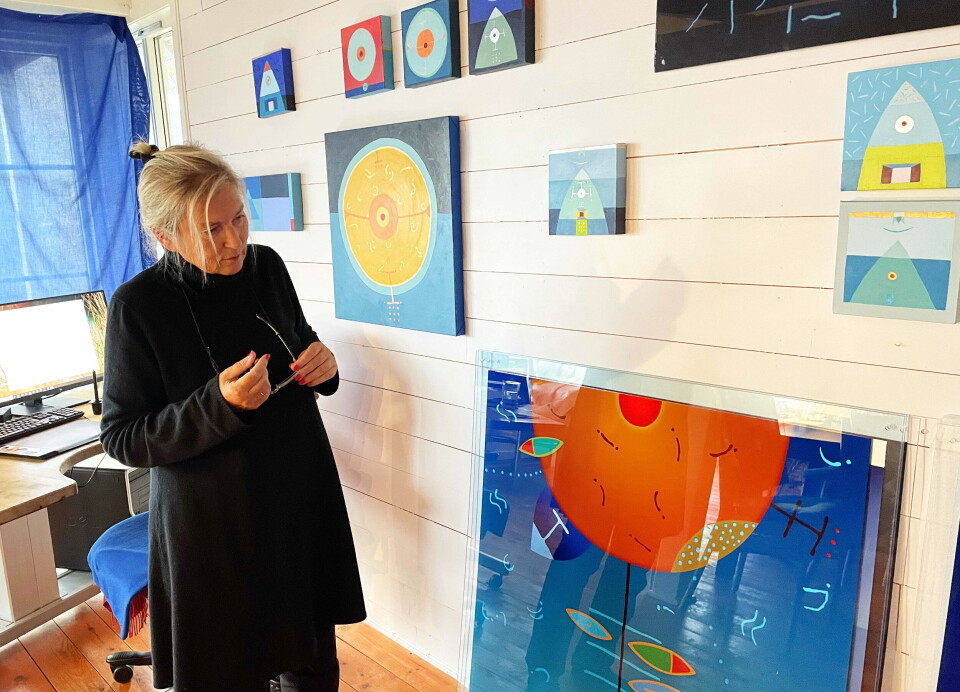 Astrid Wærdahl med aktuelle verk i atelieret sitt.