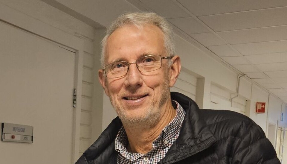 Ola T. Heggem To menn foran et bord med bøker oppstilt