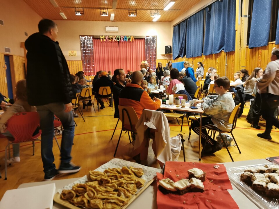 Maskoramakiosk før arrangementet startet med mye godt! Vafler og kake på fat og mange folk rundt bordene