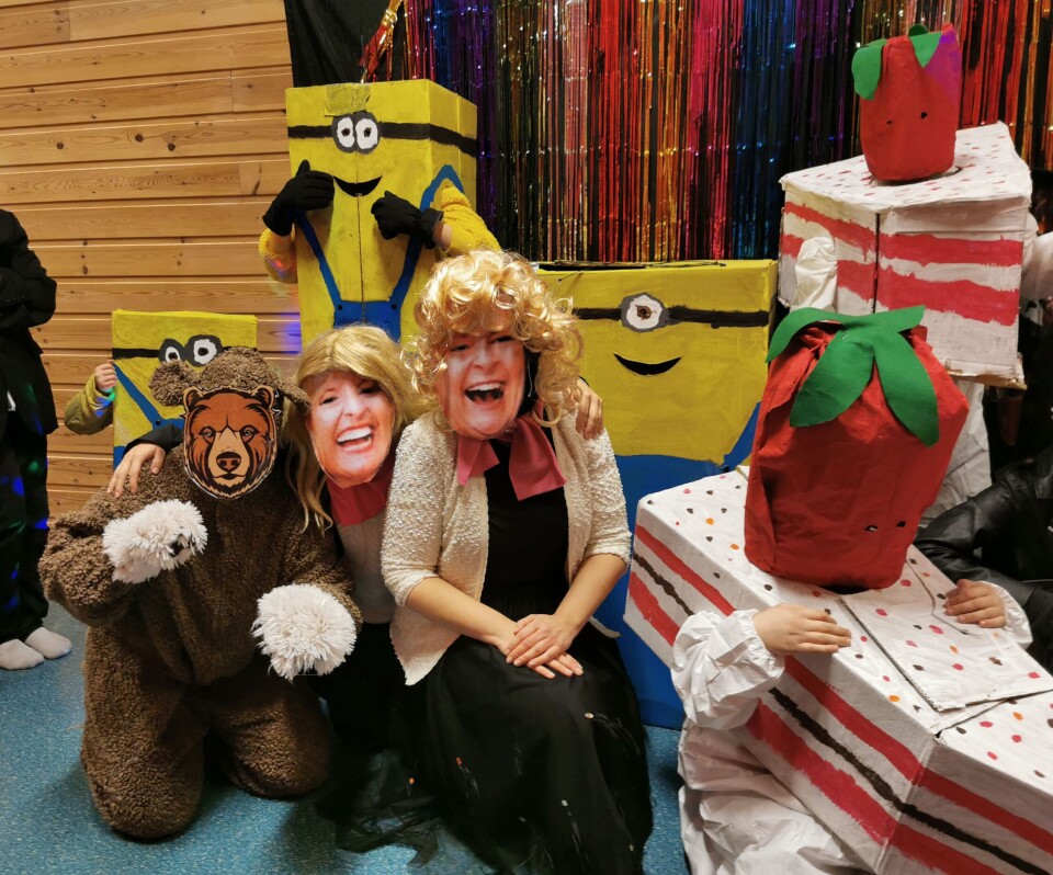 Minions, Mannbjønn, Bettan og Hanne og Partycakes klare for å lage show! Utkledde personer