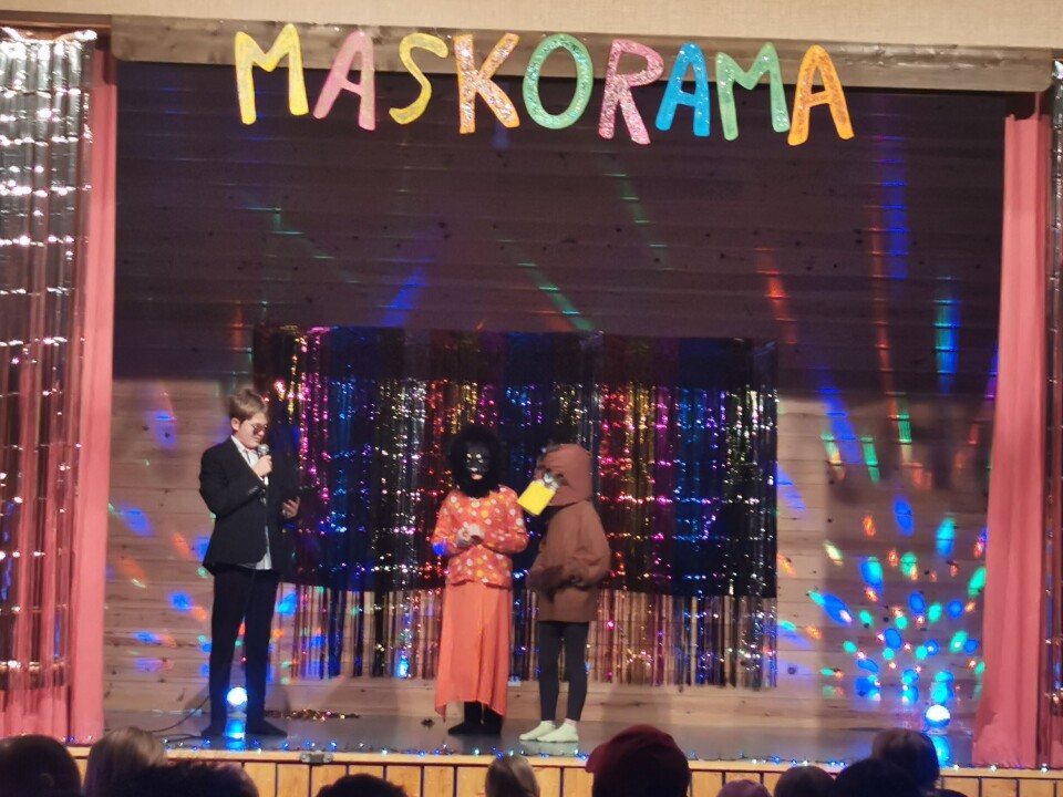 Skogens hemmeligheter får spørsmål om hvordan det er å delta etter sitt nummer med flotte dansebevegelser To utkledd som dyr blir intervjuet av en konefraniser. Teksten Maskorama over scenen.