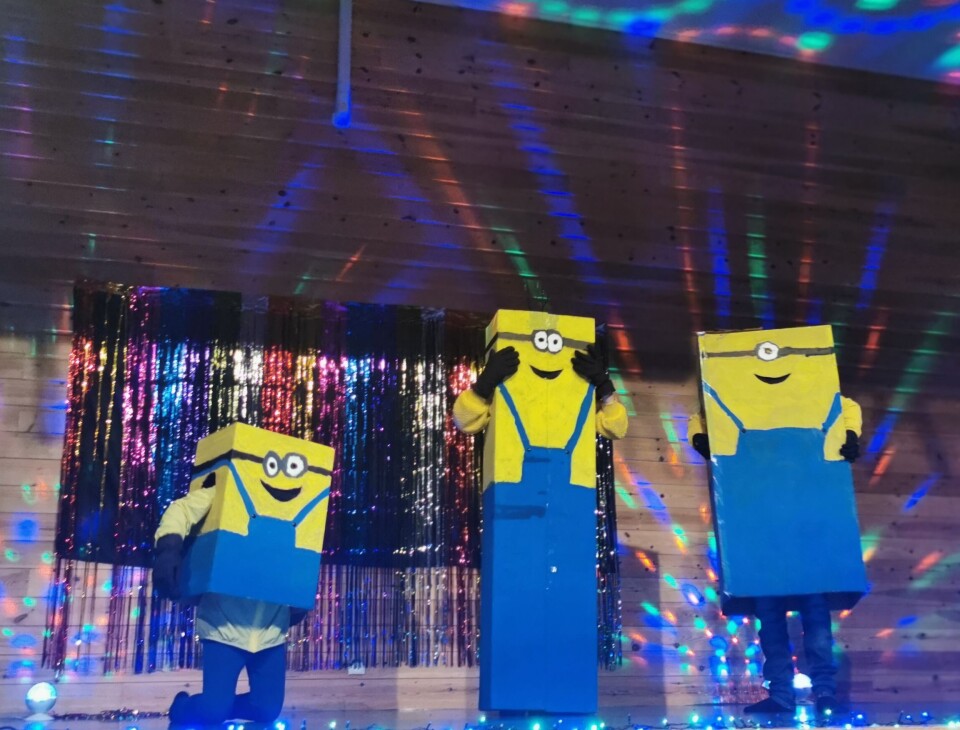 Ze Minions scorte høyt på sjarmfaktor! Men hvem er inni? Tre personer utkledd som Minionsfigurer.