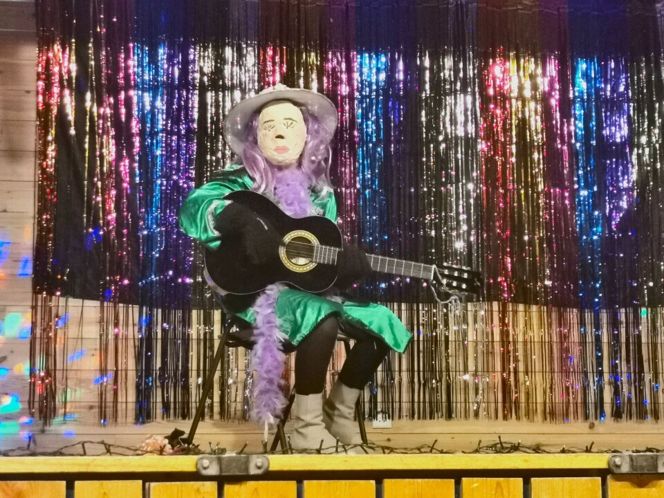 Frøken Spinat sang en nydelig sang helt alene, noe som imponerte publikum. 'Jente' med maske, hatt og gitar.